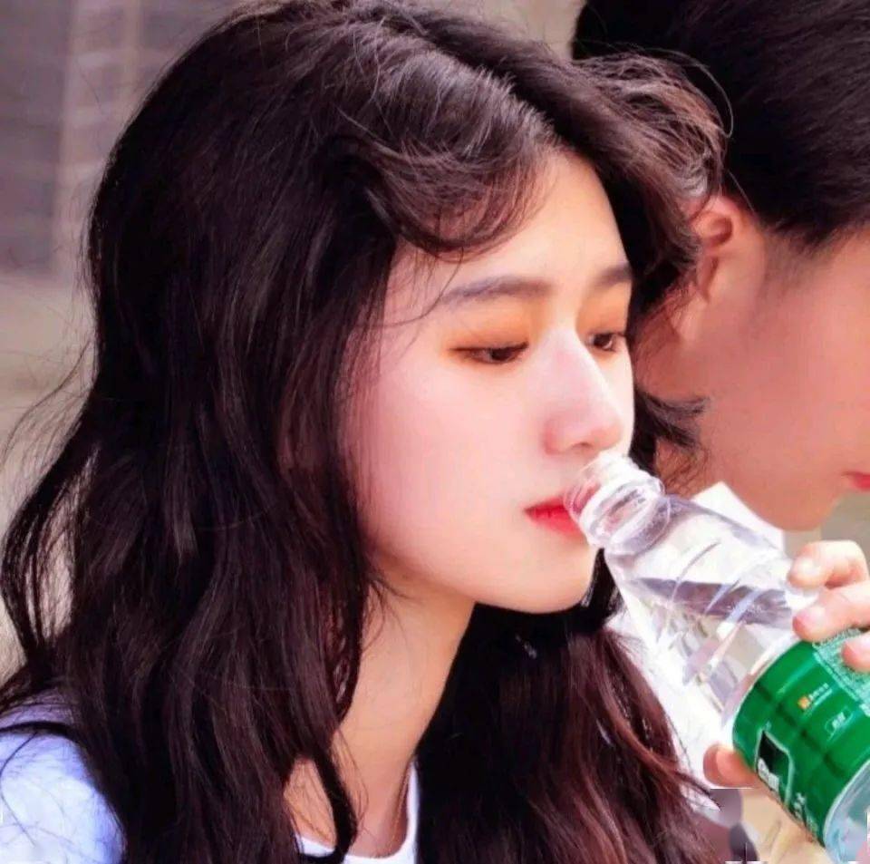 特别污情侣头像摸下面一人一半图片