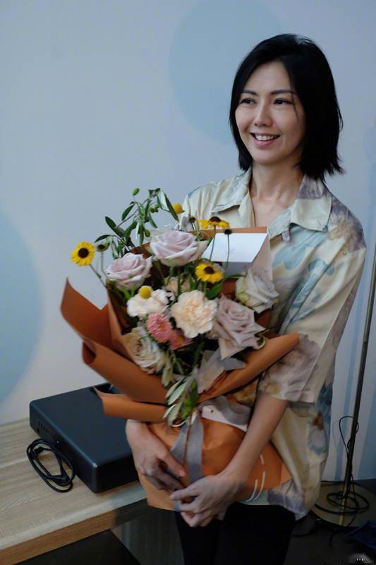 开心|孙燕姿晒素颜照，给自己庆生超开心，温柔俏皮少女范儿十足