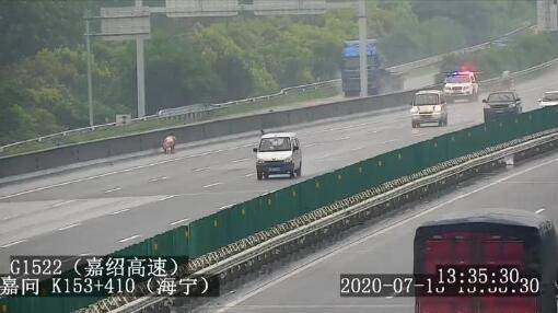 一头几百斤的猪高速跳车 民警紧急救助