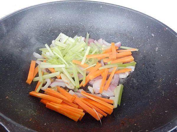 芹菜|每日一菜 | 家常干锅排骨