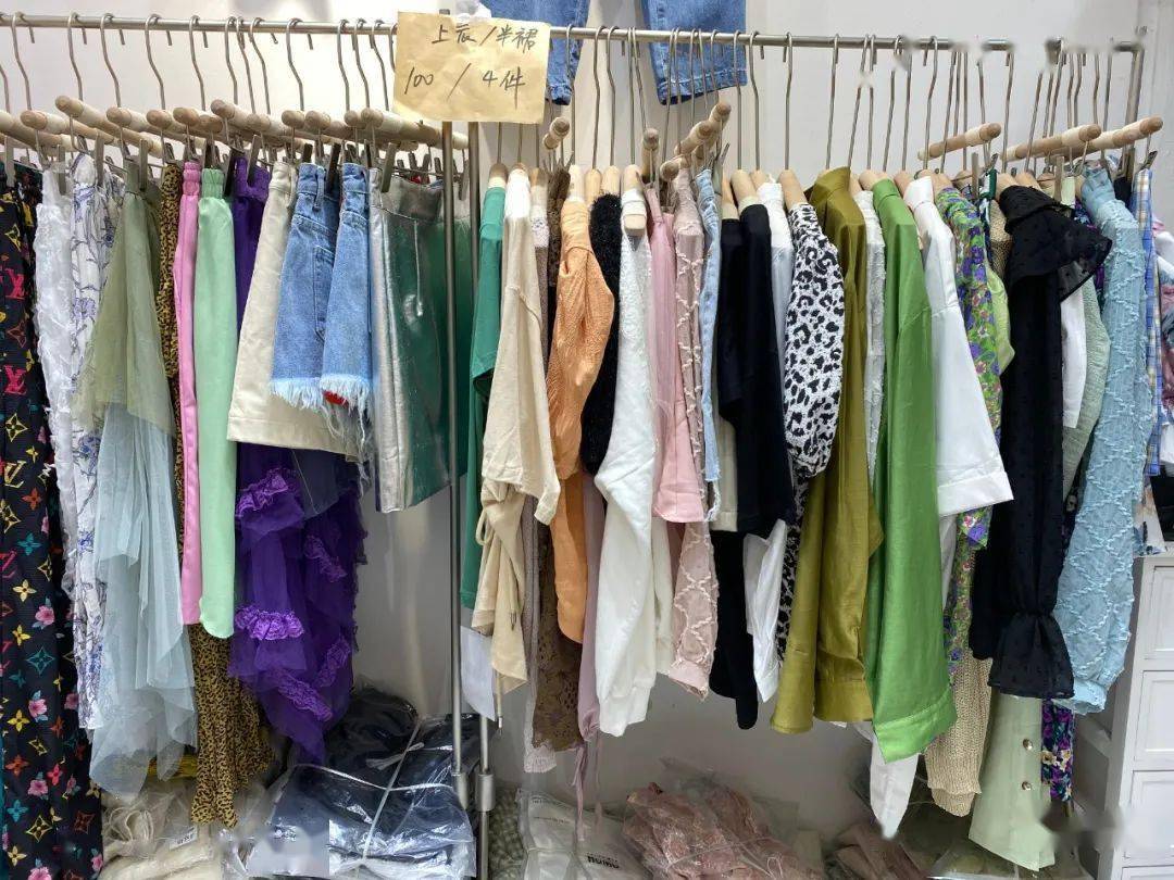 特价|上衣5块、连衣裙10块！杭州这家服饰城单件就能拿特价，就连护栏旁都坐满了人…