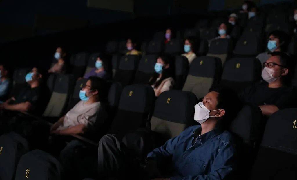 北京电影院复工首日:2小时电影票售罄,影院对每个座椅消毒