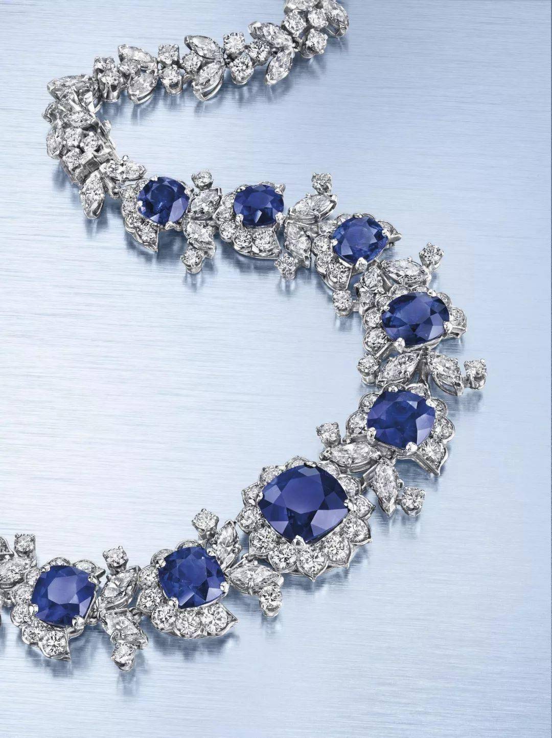 巩俐真|54岁巩俐真的结婚了！戛纳造型像裹床单，却被刘涛的大蓝宝石秒杀？