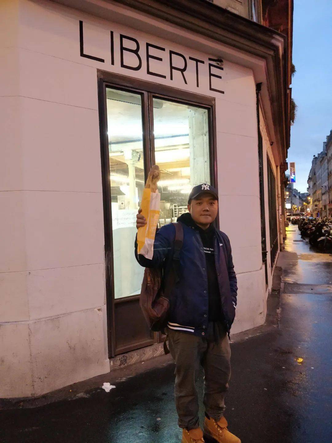 衣服|他把“衣服”卖进可颂面包店，就问香不香？