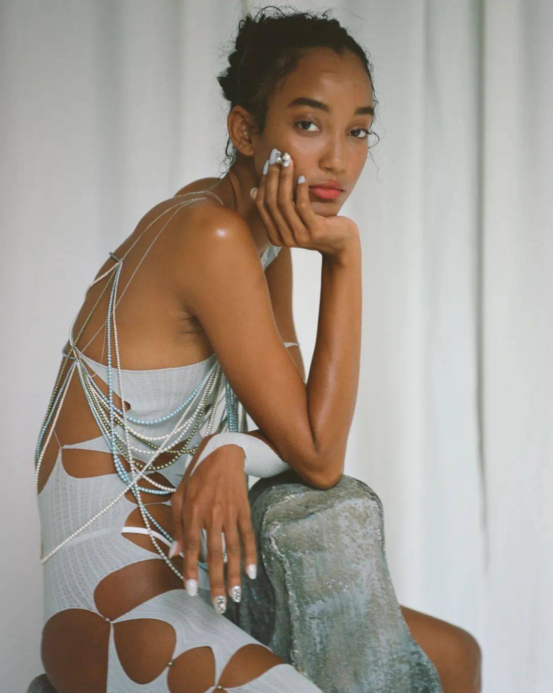 崩溃|欧阳娜娜被频繁网暴，不堪重负在节目崩溃大哭！才20岁的她到底做错了什么？