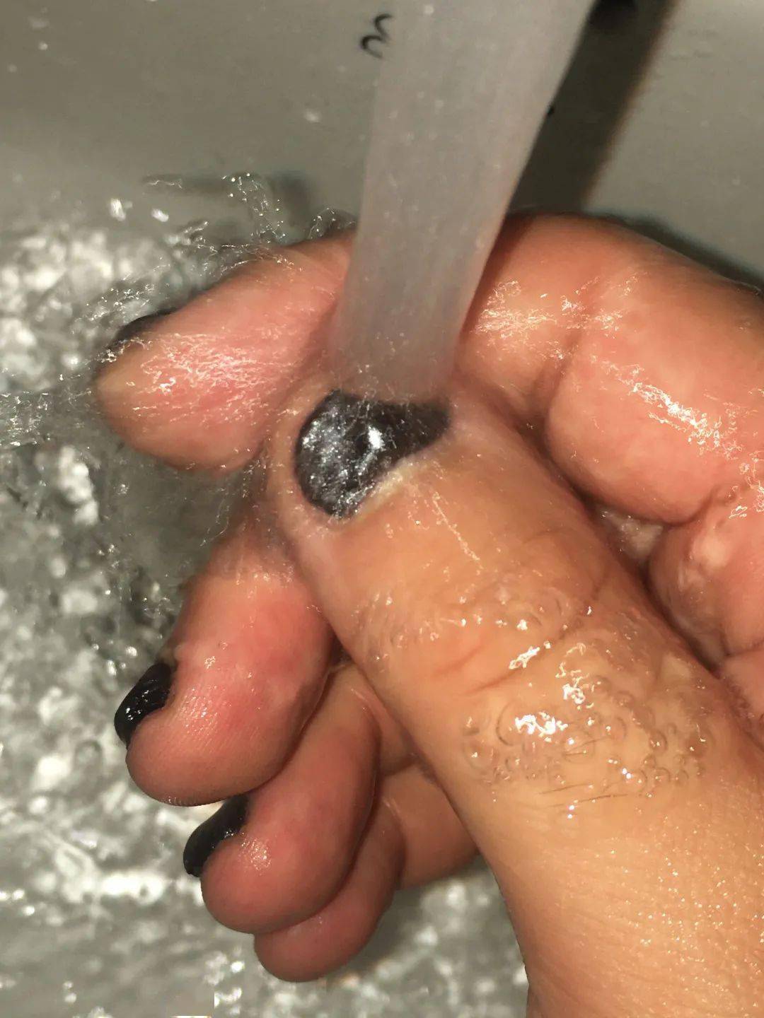 男朋友|情侣之间的新玩法？一起美甲、染发、护肤……