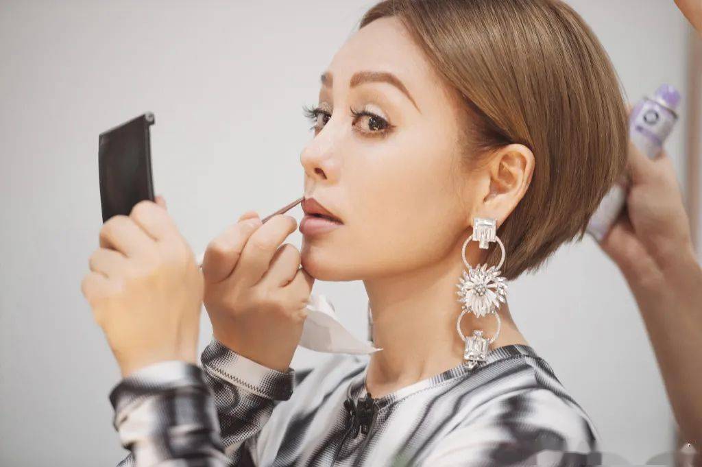 出圈|飒出圈的宁静妆，不是敢化是会化