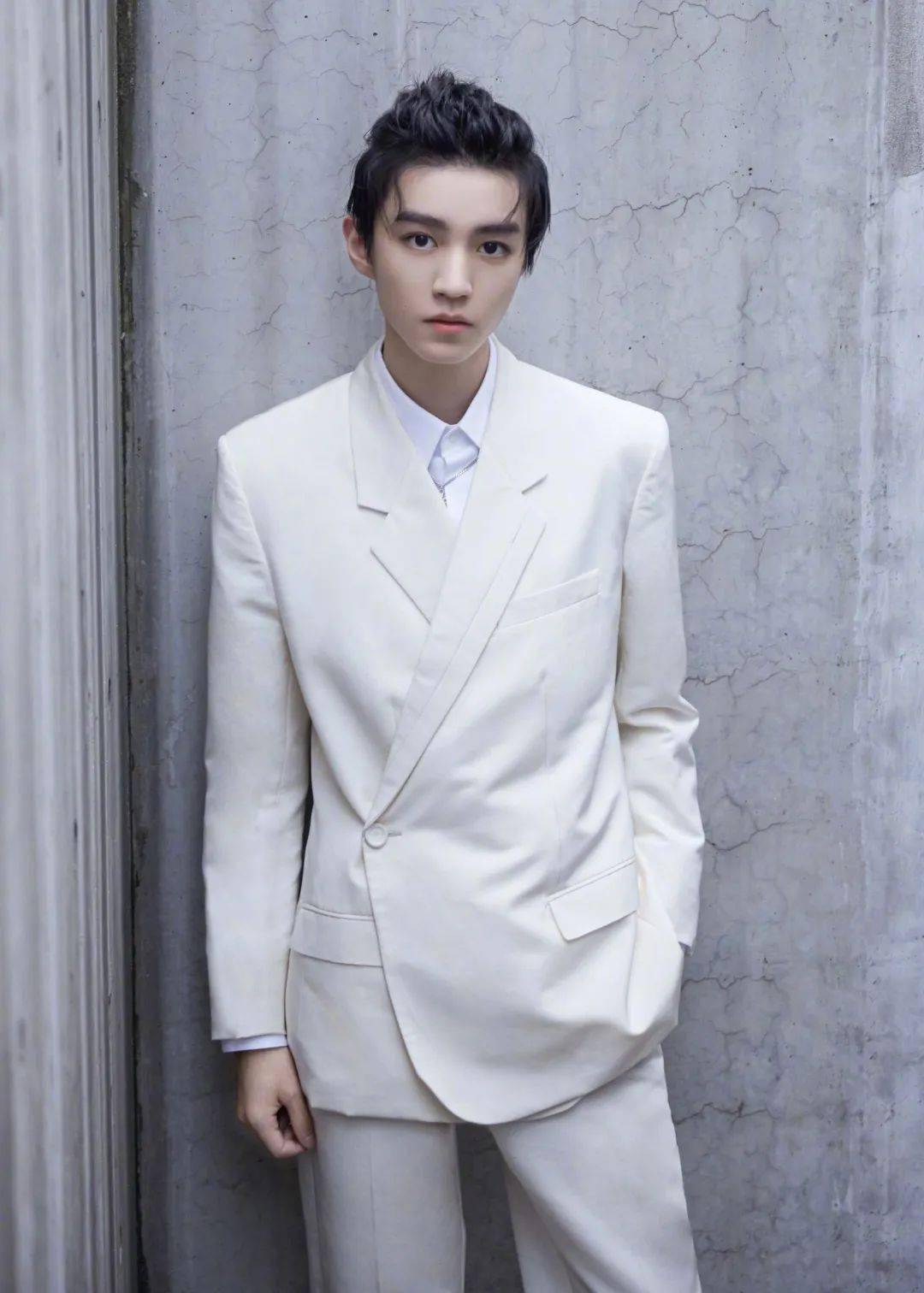 赵丽颖|快讯 | 王俊凯大片、赵丽颖美图、baby活动、孟美岐大片