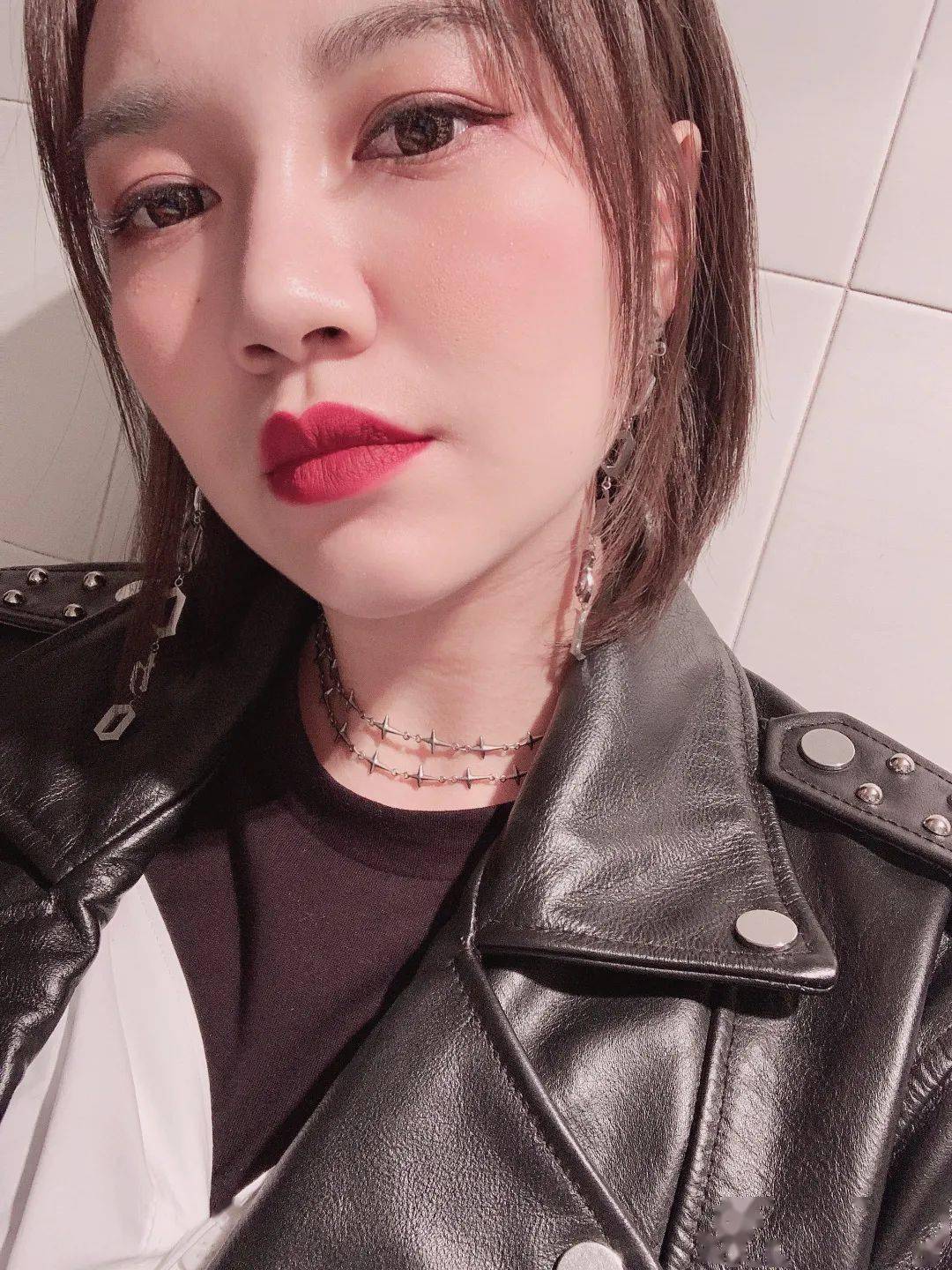 指甲|不再迷恋BLACKPINK的美甲， 我已亲自安排上3D美甲！