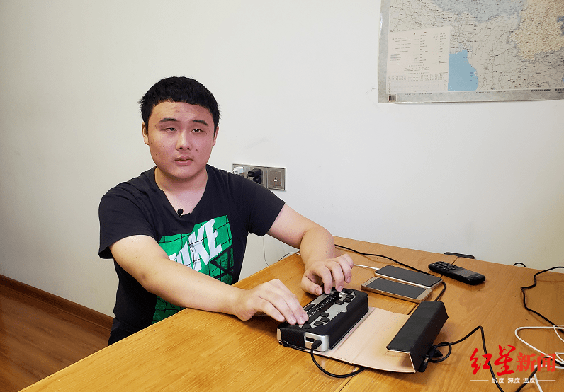 昂子喻|635分盲人考生成长路：高中期间父亲为他读了一米多厚试卷