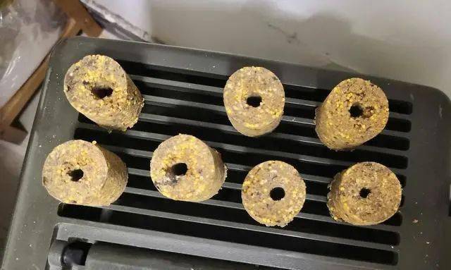 饵料|加点蚯蚓土，比买的饵料更好用自制饼饵全过程解密