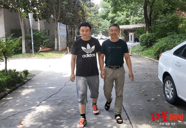 昂子喻|635分盲人考生成长路：高中期间父亲为他读了一米多厚试卷