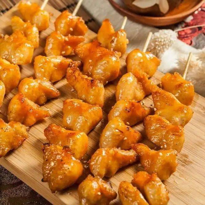 推荐店铺:陈孃烧烤,烤鸡翘翘上了《人生一串》,味道中规中矩,昏暗
