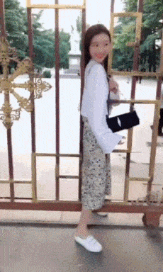 爆笑gif图:听说你们都小瞧了女司机,这下闭嘴了吧