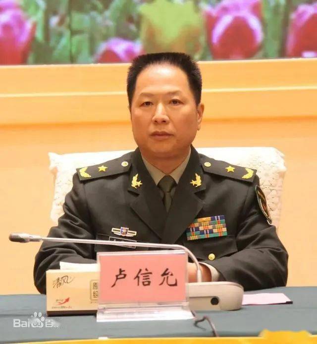 授予朱伯儒同志"学习雷锋的光荣标兵"荣誉称号.