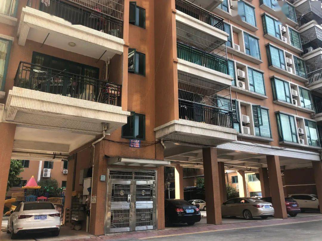 小区|痛心！四会某小区一幼儿不慎从七楼窗户坠下，家长们引起重视！