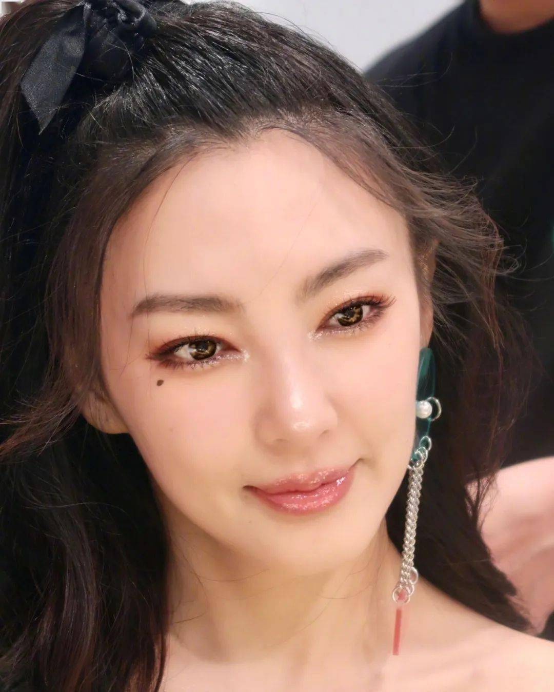 人间|别不信，绮绮子“人间鹦鹉妆”，一画年轻5岁！