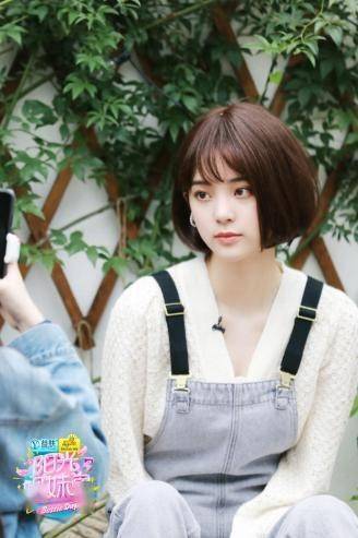 姐妹|短发欧阳娜娜甜美亮相闺蜜会，邀娣娣小巧打歌《NANA Ⅰ》
