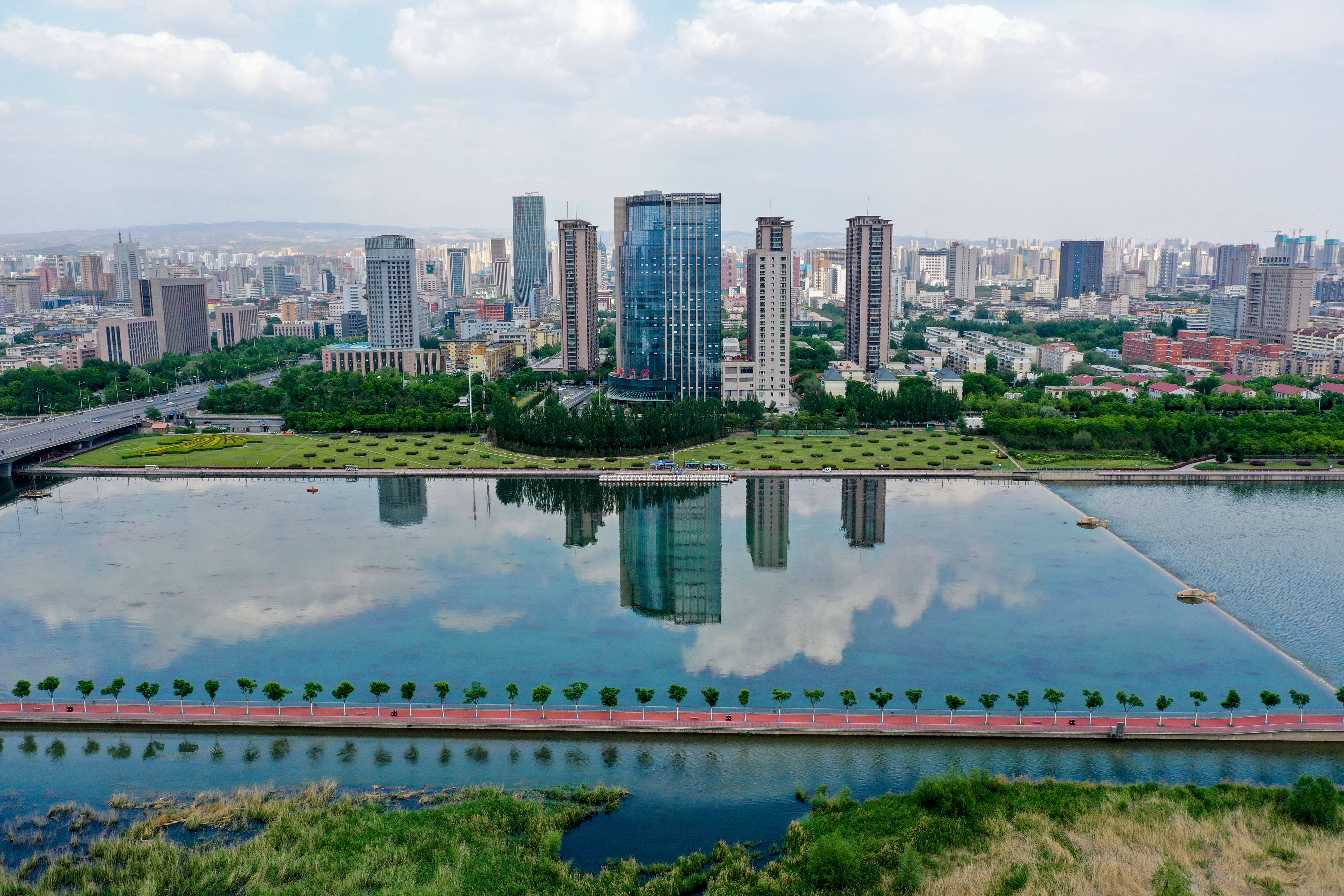 这是4月30日拍摄的山西省太原市北中环桥(新华社记者曹阳 摄)