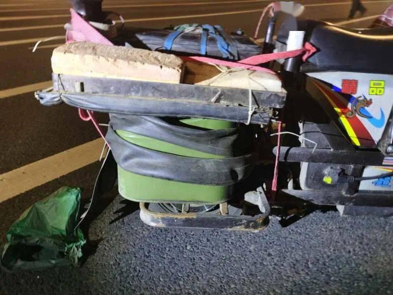 非法改装电动车,竟挂着两个"炸弹"?