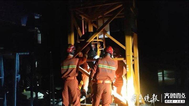 淄博市|深夜一男子术后爬上塔吊“抗议”老板，消防员反复劝说托举下塔