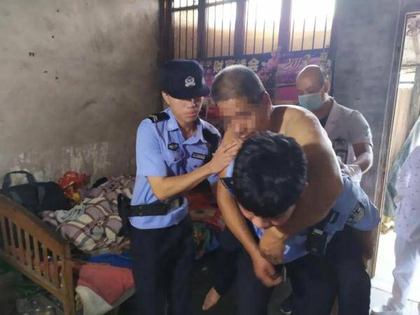 小张|接到一通电话，130多斤的他背起170斤重的男子就跑，事后腿都软了