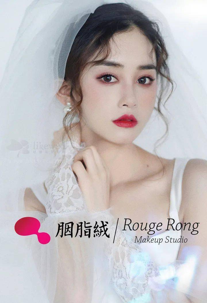 化气质化眼神,不盲从不跟风,花的灵动与柔美的妆容是相互呼应