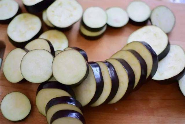 烧烤店|好吃不油腻,上桌就秒光,6斤都不够吃茄子这样做真是太香了