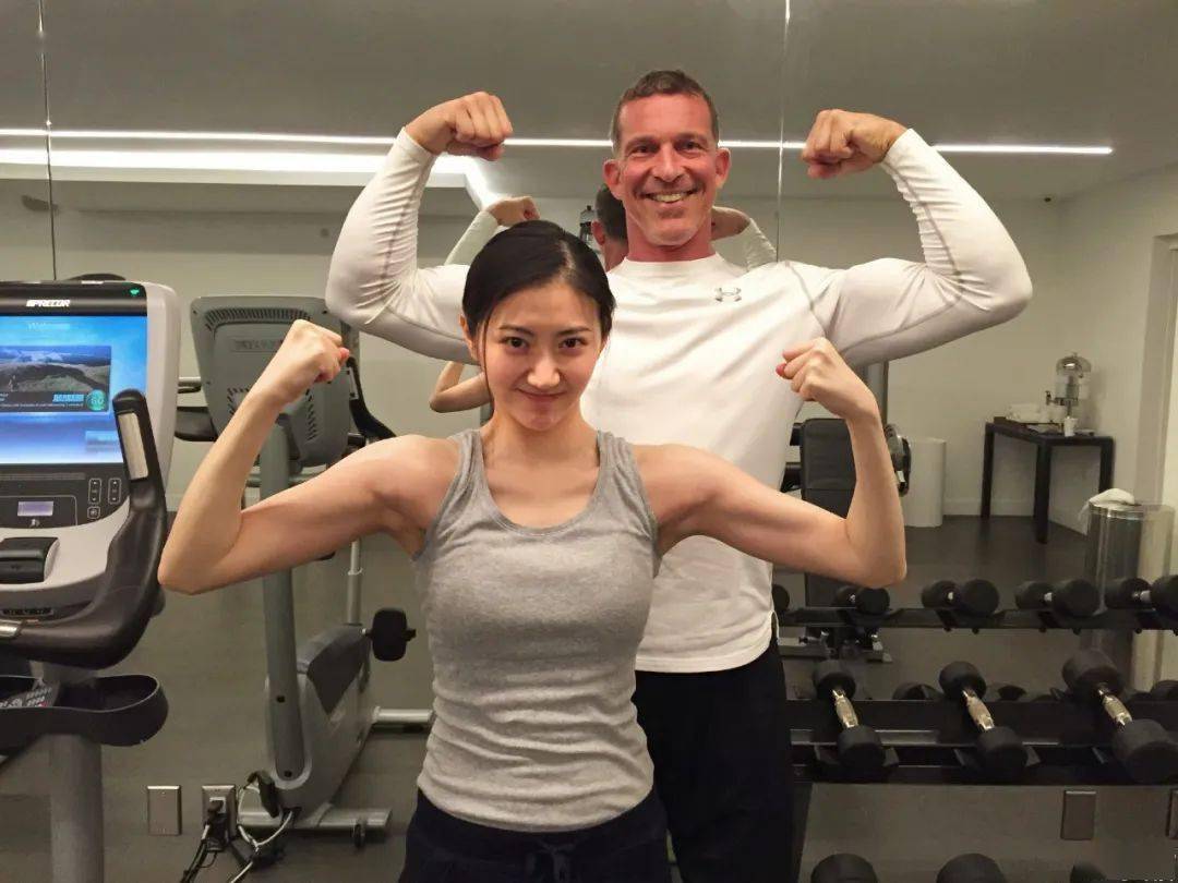 运动|女明星健身房打卡照真的是素颜？相信你就输了！