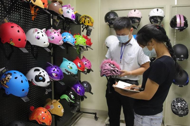 疫情|“头盔热”持续，东莞这家老牌外贸企业开拓国内市场，订单暴增