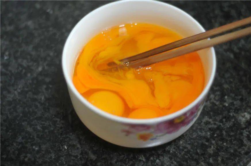 這餃子用雞蛋做皮，兩根筷子一口平底鍋，10分鍾搞定一大盤 熱愛美食 第4张