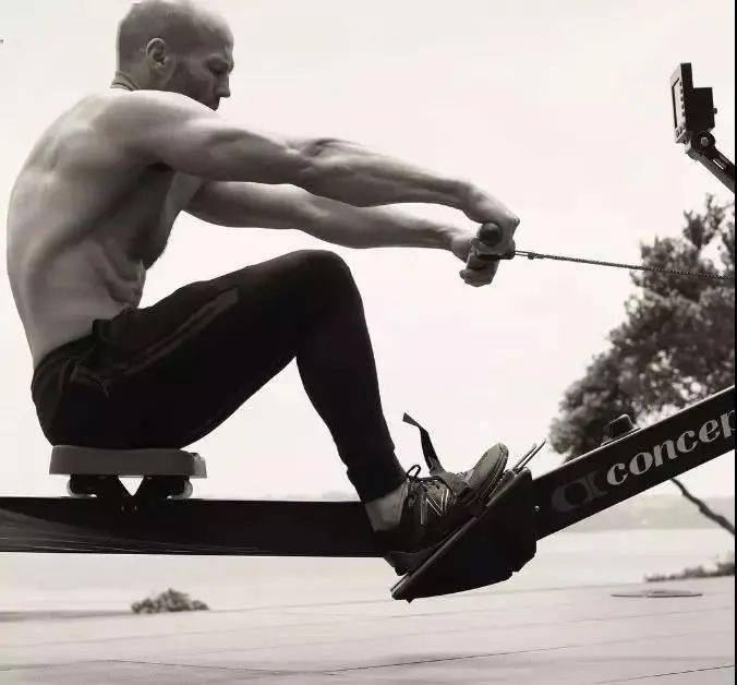 训练|25岁穿豹纹当伴舞，46岁成好莱坞头号猛男，51岁娶走超模娇妻，这男人凭什么？