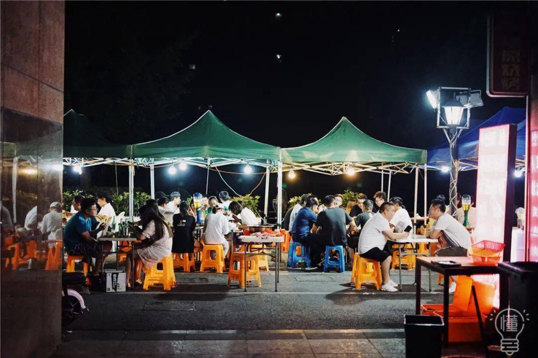 烧烤|才有夏天快乐味道！挤满人的“堕落街”夜排档