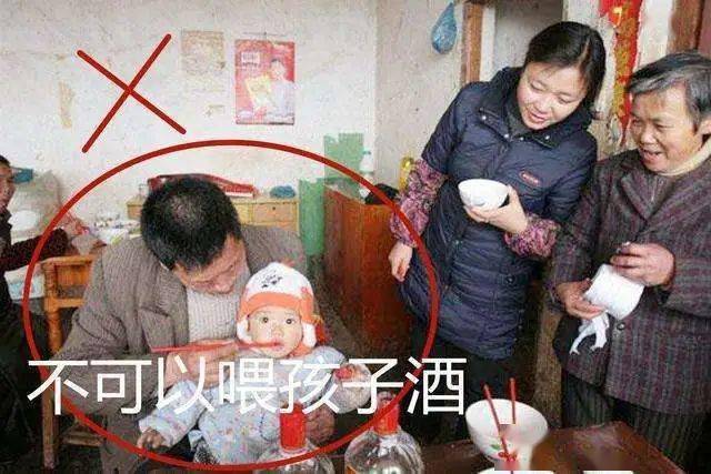 孩子|智商倒退、发育落后！ 这些错误的喂养方式是在害娃。2岁聪明宝宝被亲戚喂白酒