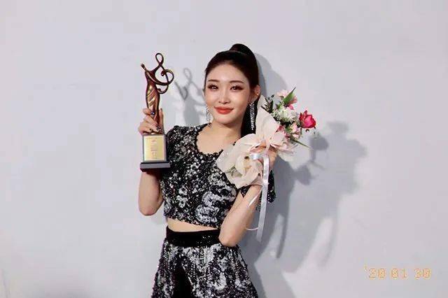 橘色|金请夏绝美回归！彩色眼影也能消肿又好看！