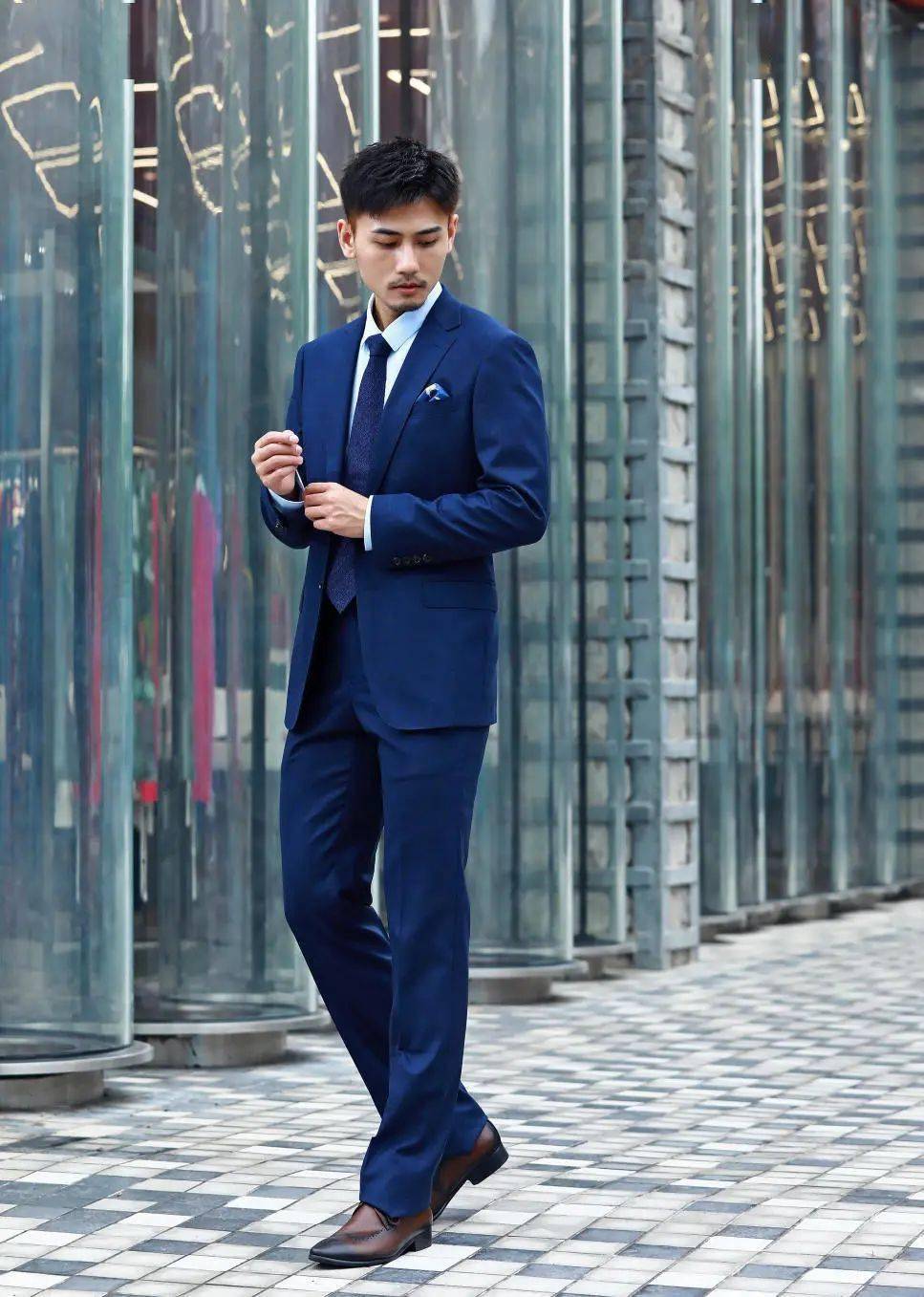 依文|依文“拍了拍”乘风破浪的毕业生，这里有“依”招制胜的秘密