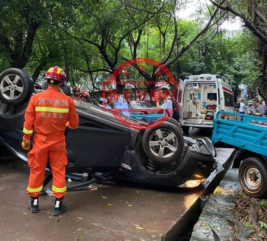 自贡某小区发生离奇车祸,一女子被困车内.
