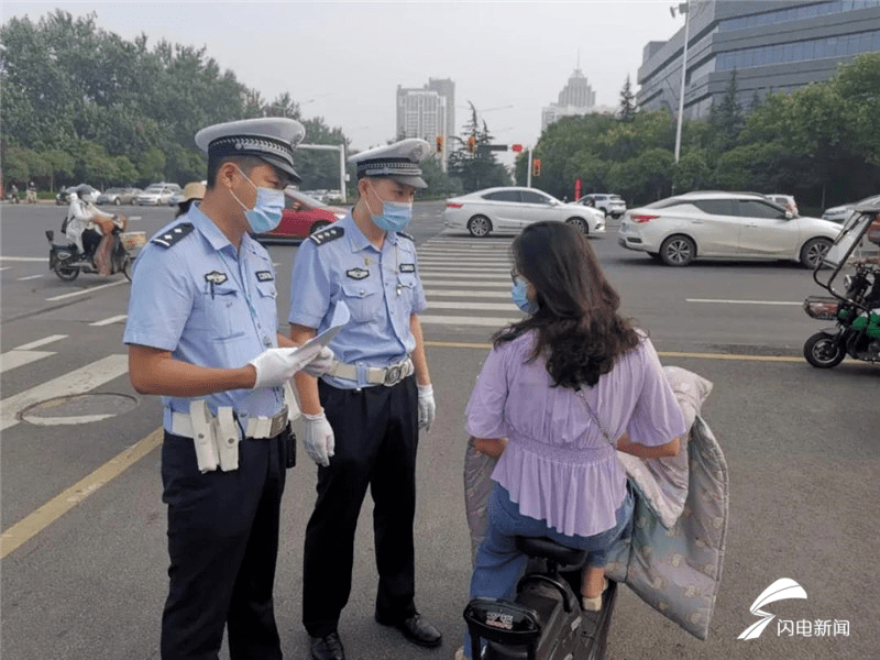 电动自行车免费集中挂牌进入倒计时 潍坊交警上路挂牌