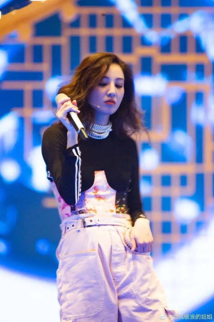 舞台|【乘风破浪】郑希怡粤语rap超正，但佢居然係带伤上阵？王霏霏终于第一！