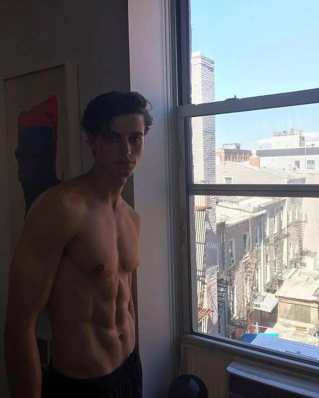 全网|191cm肌肉男模私照火遍全网，1亿网友在线鸡叫喊“老公”，直男都被“掰弯”！？