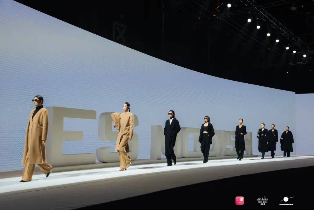 流转|ES MODISH 品牌专场秀 | 一手 · SUN IN SKY国际时尚周(暨SUN IN SKY第七届发布周)