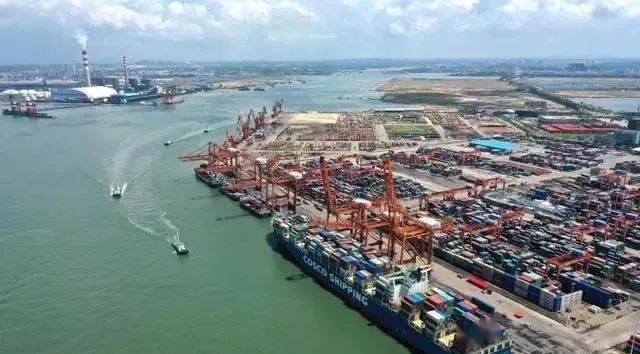 广西北部湾港首次通航10万吨级集装