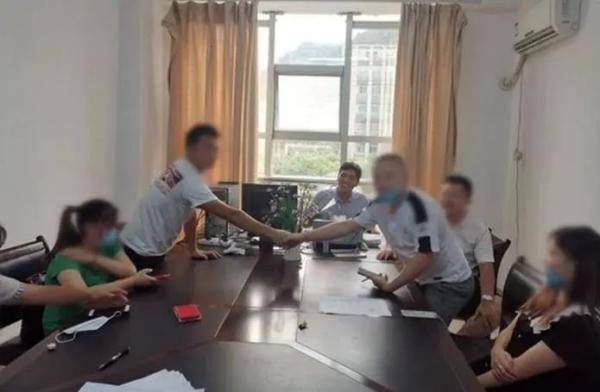 双方|又是邻居，又是亲戚，这两家人竟因田坎草大打出手！