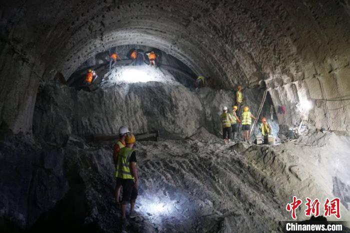 施工|云南大临铁路“拦路虎”工程白石头隧道贯通