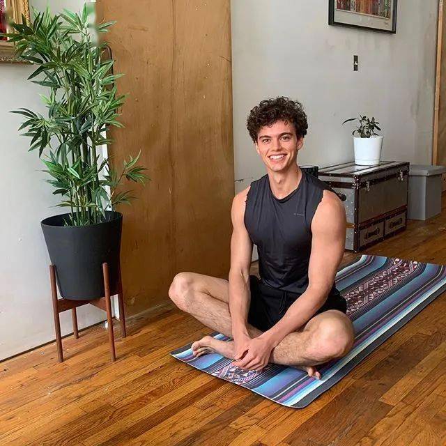 全网|191cm肌肉男模私照火遍全网，1亿网友在线鸡叫喊“老公”，直男都被“掰弯”！？