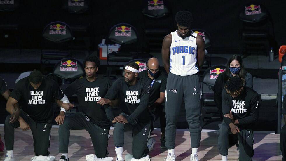 黑人|新星艾萨克成首个奏国歌时不下跪的NBA球员，有人支持有人贬