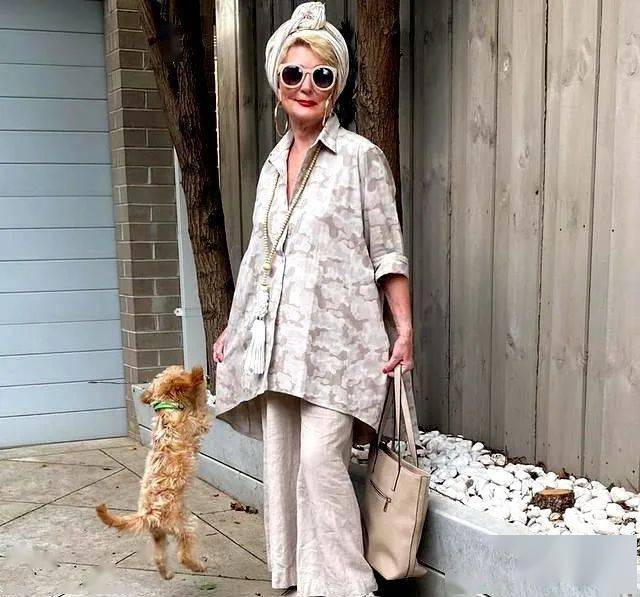 围巾|围巾绑头上是种什么时尚？60多岁老太太教这个居然有四十多万粉丝