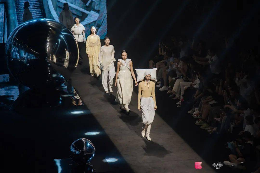 向在|ONI STUDIO 品牌专场秀 | 一手 · SUN IN SKY国际时尚周（暨SUN IN SKY第七届发布周）