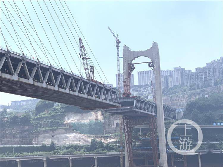 红岩村嘉陵江大桥"红"起来了