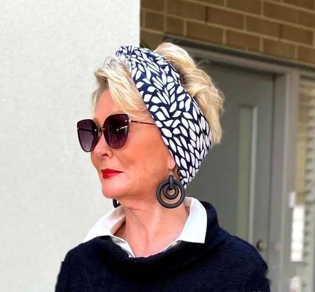 围巾|围巾绑头上是种什么时尚？60多岁老太太教这个居然有四十多万粉丝